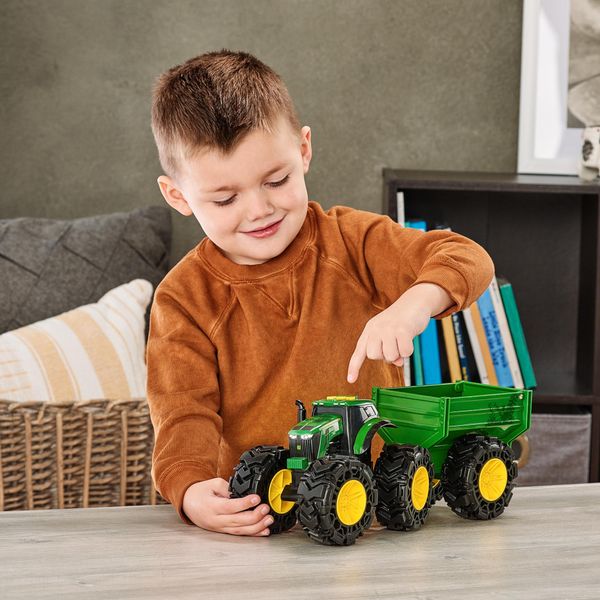 Игрушечный трактор John Deere Kids Monster Treads с прицепом и большими колесами (47353) 47353 фото