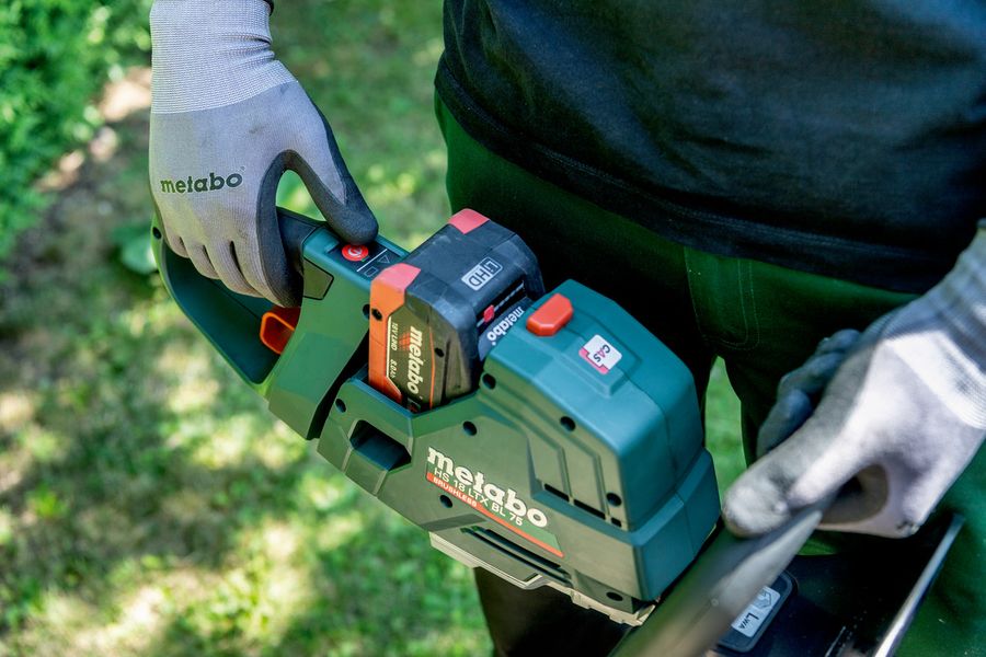 Кусторіз акумуляторний Metabo HS 18 LTX BL 55, 18В, 55см, крок різу 21мм, 4кг, без АКБ та ЗП (601722850) 601722850 фото