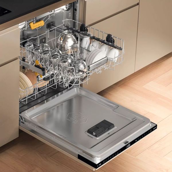 Посудомийна машина Whirlpool вбудовувана, 14компл., A+++, 60см, дисплей, 3й кошик, білий W8IHF58TU фото