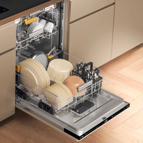 Посудомоечная машина Whirlpool встраиваемая, 14компл., A+++, 60см, дисплей, 3й корзина, белая W8IHF58TU фото