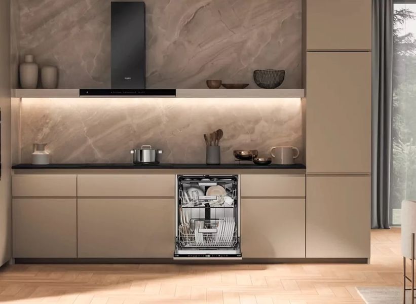 Посудомоечная машина Whirlpool встраиваемая, 15компл., A+++, 60см, дисплей, 3й корзина, белая W7IHT58T фото