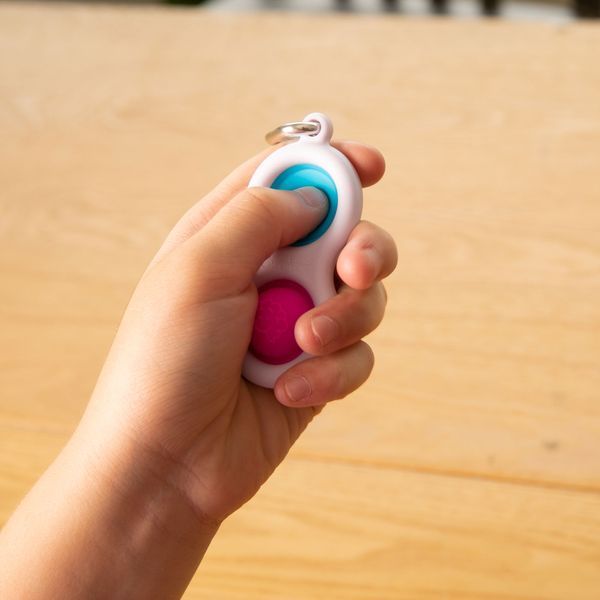 Тактильный антистресс-брелок Кнопки Fat Brain Toys Simpl Dimpl 4 цвета в ассорт. (F2111ML) F2111ML фото