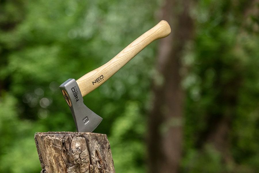 Сокира універсальна Neo Tools Bushcraft, рукоятка дерев'яна з ясеню, шкіряний чохол, 34.5см, 400г (63-119) 63-119 фото