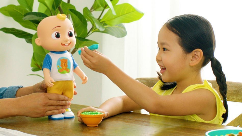 Інтерактивна іграшка CoComelon Deluxe Interactive JJ Doll Джей Джей зі звуком (CMW0058) CMW0058 фото
