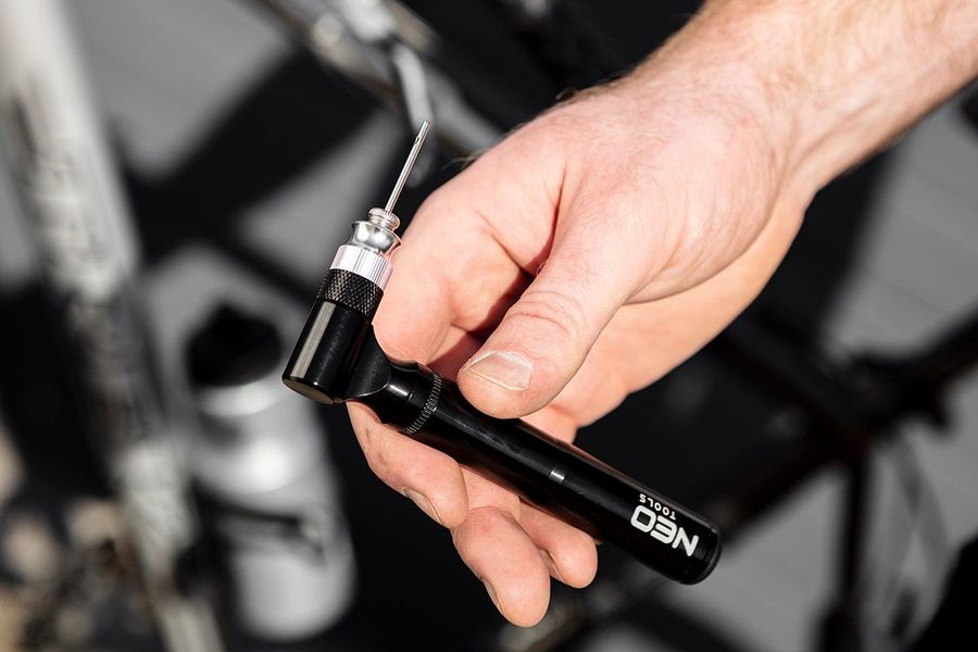 Насос велосипедний Neo Tools, з кронштейном для кріплення до рами, 13.7см, 0.07кг (91-015) 91-015 фото