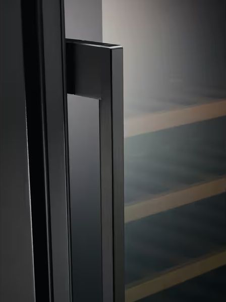 Холодильник Electrolux вбуд. для вина, 82x60х57, полок - 6, зон - 1, бут-52, ST, чорний+нерж EWUS052B5B фото