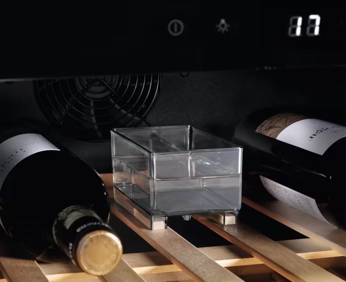 Холодильник Electrolux встр. для вина, 82x60х57, полок - 6, зон - 1, бут-52, ST, черный+нерж EWUS052B5B фото
