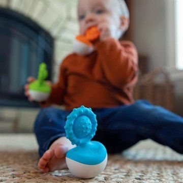 Прорізувач-неваляшка Fat Brain Toys dimpl wobl блакитний (FA217-4) FA217-4 фото