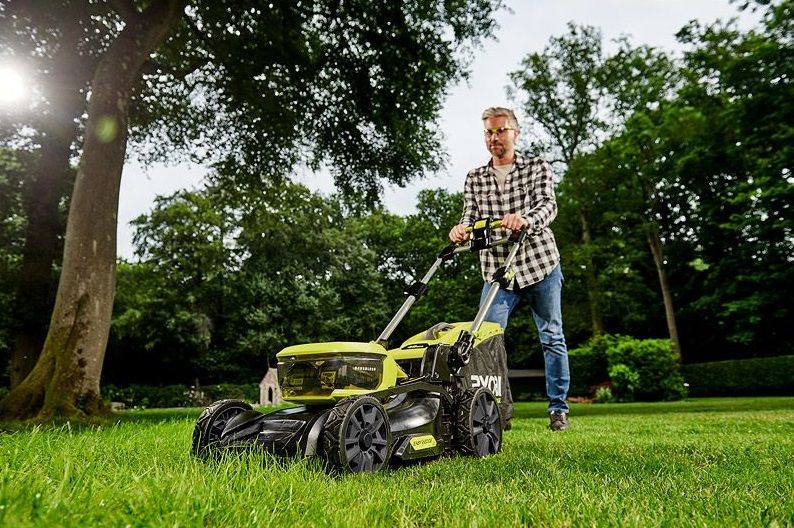 Газонокосарка акумуляторна Ryobi RY36LMX46A-140, MAX POWER 36В, 1х4Аг, 46см, 25-75мм, EasyEdge, мульчування, безщіткова, до 700м.кв, 22.5кг (5133005586) 5133005586 фото