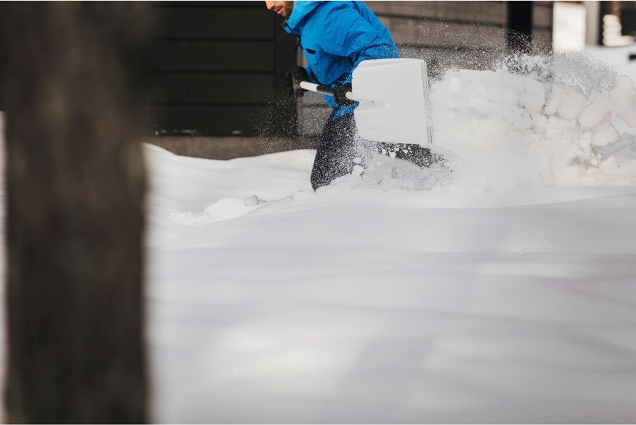 Лопата для снега Fiskars White, 131см, 1.4кг (1052521) 1052521 фото