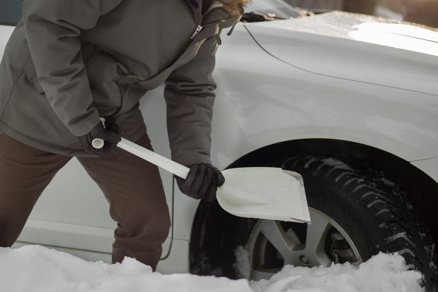 Лопата для снігу Fiskars SnowXpert, автомобільна, пластик поліамід, 63см, 0.52кг (1019347) 1019347 фото