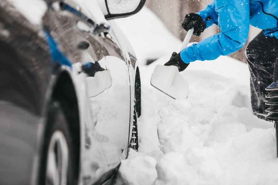 Лопата для снігу Fiskars SnowXpert, автомобільна, пластик поліамід, 63см, 0.52кг (1019347) 1019347 фото