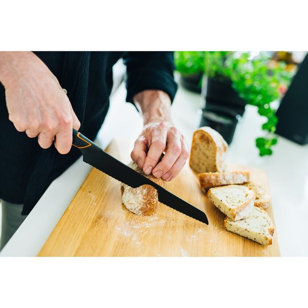 Кухонний ніж для хліба Fiskars Edge, 23,4 см (1003093) 1003093 фото