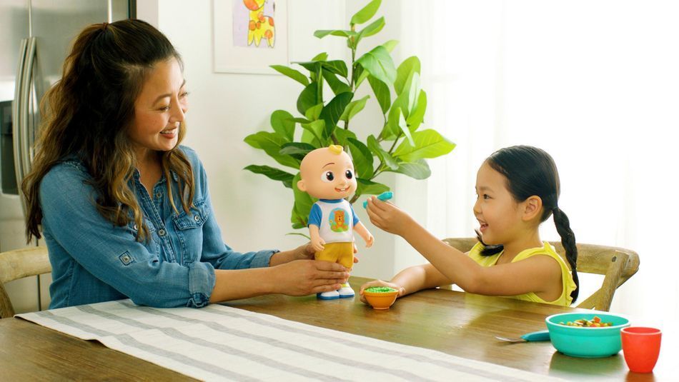 Интерактивная игрушка CoComelon Deluxe Interactive JJ Doll Джей Джей со звуком CMW0058 - Уцінка CMW0058 фото